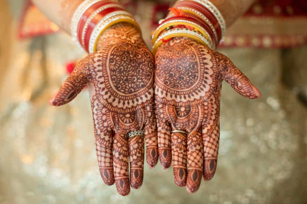 henna-hands-india