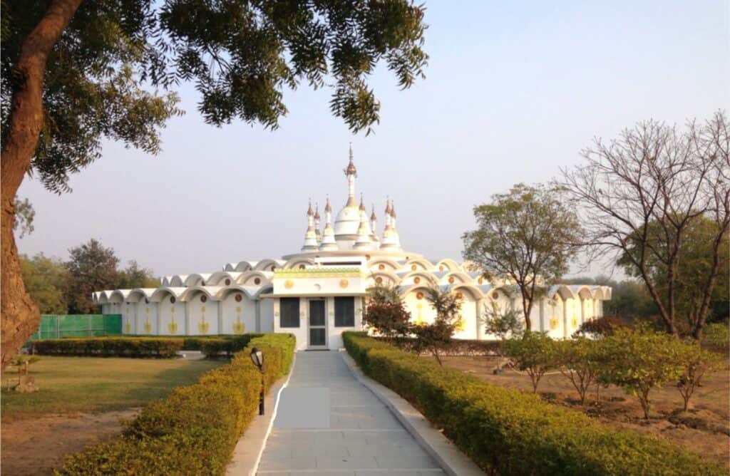 The main white building of Dhamma Sota, the best ashram in Delh for Vipassana meditation