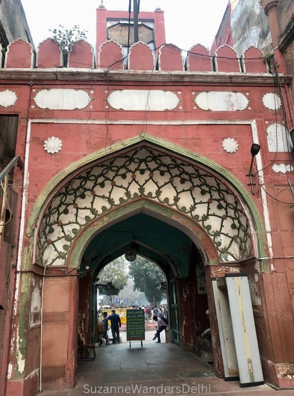 entrance gate of Fatehpuri Masjid in Delhi