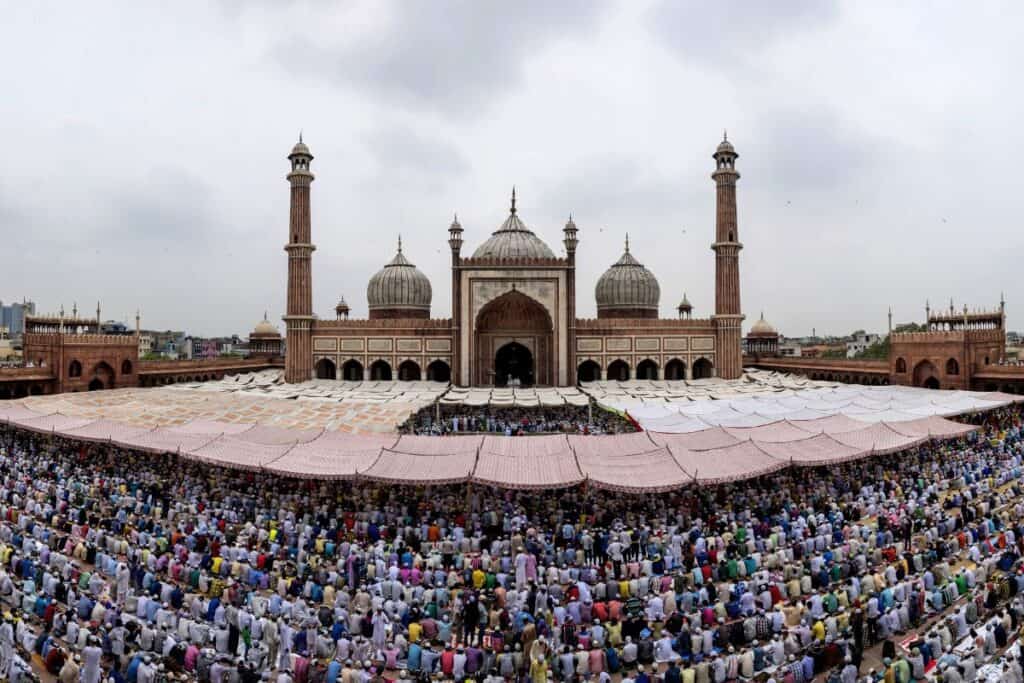 Thousands of men in neat rows outside Jama Masjid for Eid in Delhi