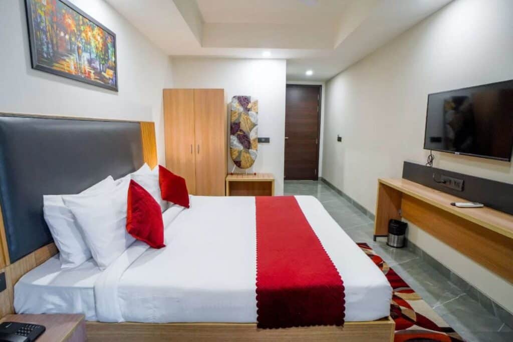 guest room with king size bed at Saltstay Le Icon Cyberhub in Delhi