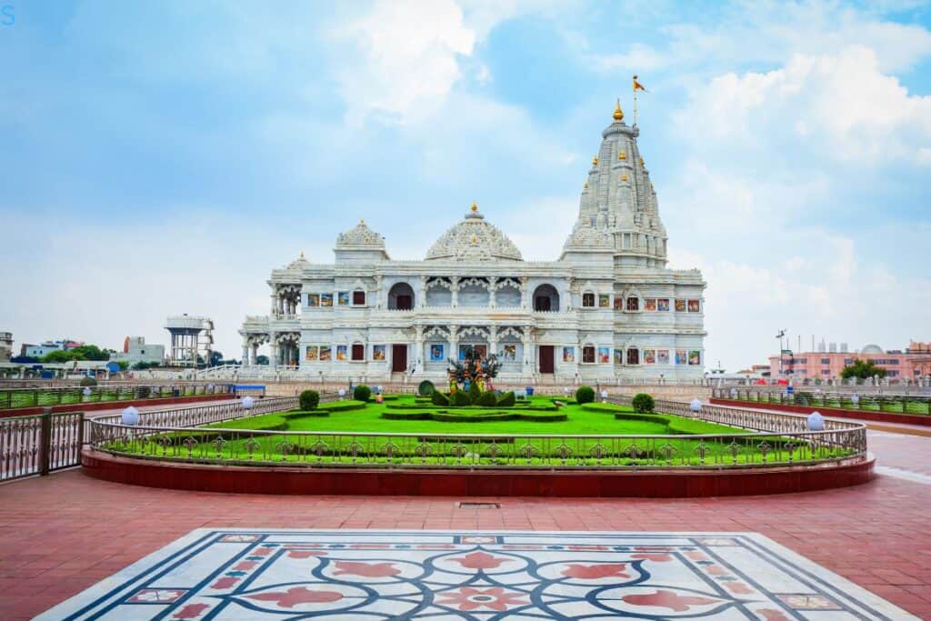 Exterior wide view of Chhatarpur Temple and gardens in Delhi