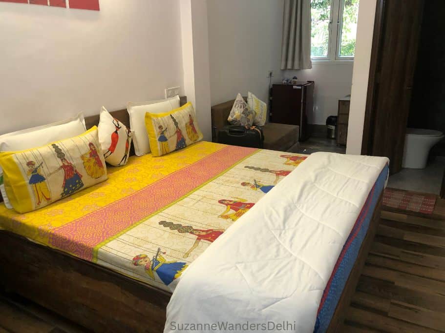 king size bed with colourful sheets at Tatvamansi Homestay in Delhi