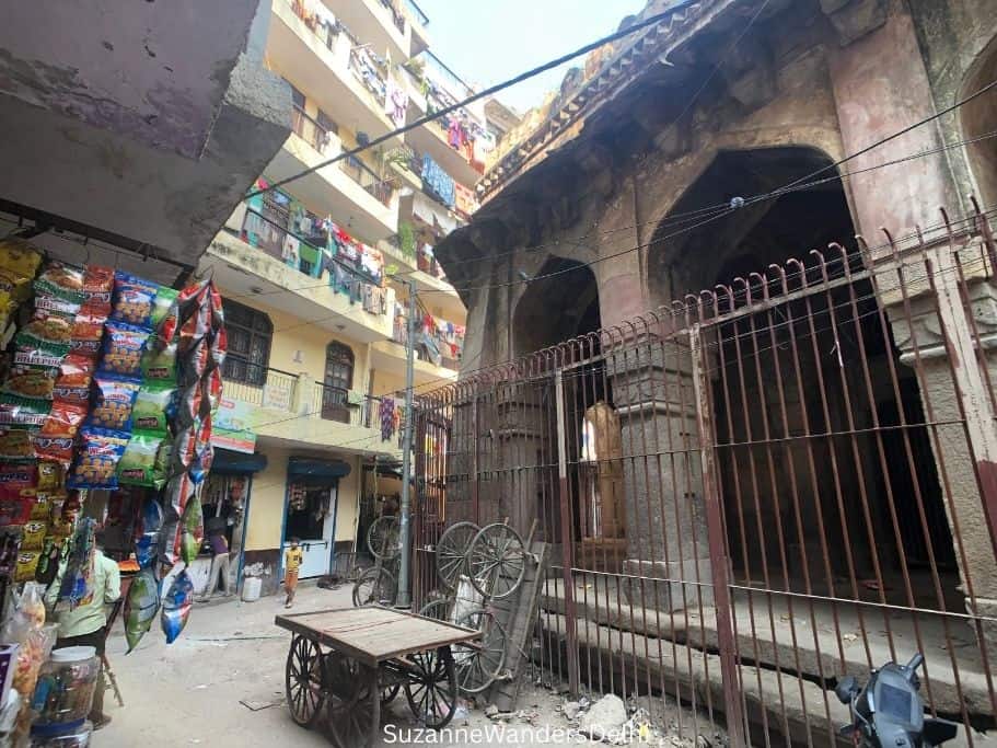 exterior street view of Mubarak Shah Sayyid's tomb with stores and apartments surrounding it